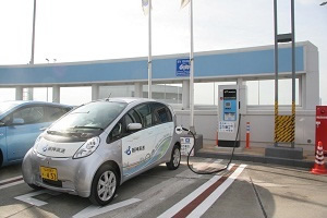 電気自動車用急速充電器の設備（朝潮橋PA）