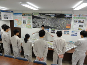 写真：淀川左岸線現場見学の様子