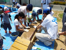 「レンガ橋づくり」の体験コーナー